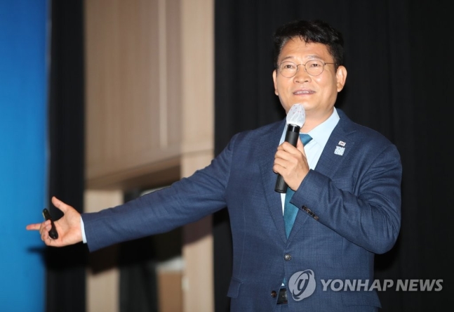 최근 성추행 혐의를 받고 있는 한국 외교관을 두둔하는 발언으로 논란에 휩싸인 국회 외교통일위원장인 송영길 더불어민주당 의원의 모습/사진=연합뉴스