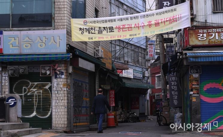 신종 코로나바이러스감염증(코로나19) 재확산에 따라 서울과 경기 등 수도권 소상공인 밀집지역에 불황이 이어진 21일 서울 중구 청계천 공구상가 일대가 썰렁한 모습을 보이고 있다./김현민 기자 kimhyun81@
