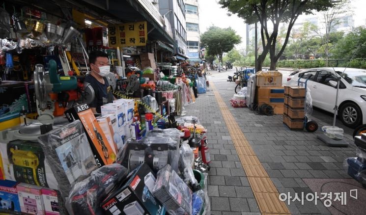 신종 코로나바이러스감염증(코로나19) 재확산에 따라 서울과 경기 등 수도권 소상공인 밀집지역에 불황이 이어진 21일 서울 중구 청계천 공구상가 일대가 썰렁한 모습을 보이고 있다./김현민 기자 kimhyun81@