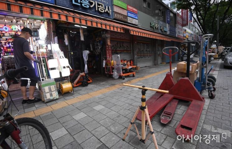 신종 코로나바이러스감염증(코로나19) 재확산에 따라 서울과 경기 등 수도권 소상공인 밀집지역에 불황이 이어진 21일 서울 중구 청계천 공구상가 일대가 썰렁한 모습을 보이고 있다./김현민 기자 kimhyun81@