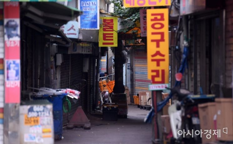 신종 코로나바이러스감염증(코로나19) 재확산에 따라 서울과 경기 등 수도권 소상공인 밀집지역에 불황이 이어진 21일 서울 중구 청계천 공구상가 일대가 썰렁한 모습을 보이고 있다./김현민 기자 kimhyun81@
