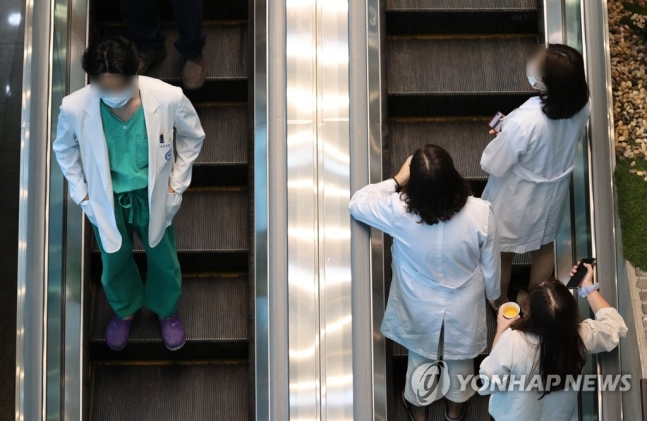 병원 내 오가는 의료진들.사진은 기사 내용과 무관함.사진=연합뉴스