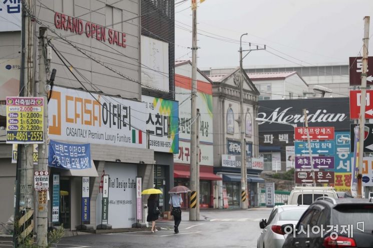 신종 코로나바이러스 감염증(코로나19) 재확산으로 소상공인의 어려움이 커지고 있는 21일 경기 고양가구단지가 한산한 모습이다. /문호남 기자 munonam@