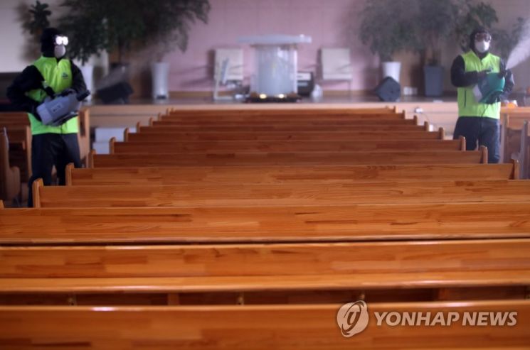 "종교탄압" vs "방역 우선" 개신교 '예배 강행' 논란