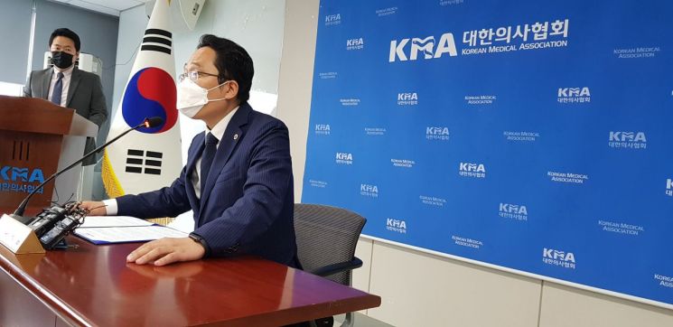 최대집 대한의사협회 회장이 21일 대국민 담화문을 발표하고 있다.<의협 제공>