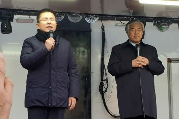 황교안(왼쪽) 전 자유한국당 대표가 지난해 11월20일 청와대 분수대 인근에서 열린 '문재인 하야 범국민투쟁본부' 주최 집회 당시 총괄대표인 전광훈 사랑제일교회 담임목사와 함께 연단에서 연설하는 모습. / 사진=연합뉴스