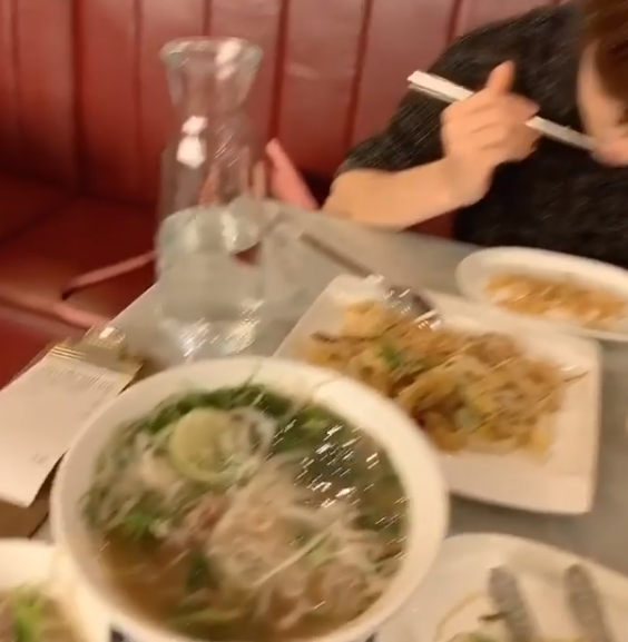 베트남 음식점에서 진화가 음식을 즐기고 있다. 사진=함소원 인스타그램 캡처.