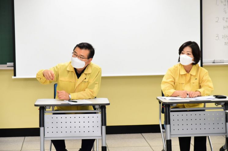 류경기 중랑구청장(왼쪽)이 22일 오후 1시 30분 지역 내 학교에서 열린 코로나19 확산방지 대책회의을 주재하고 있다.