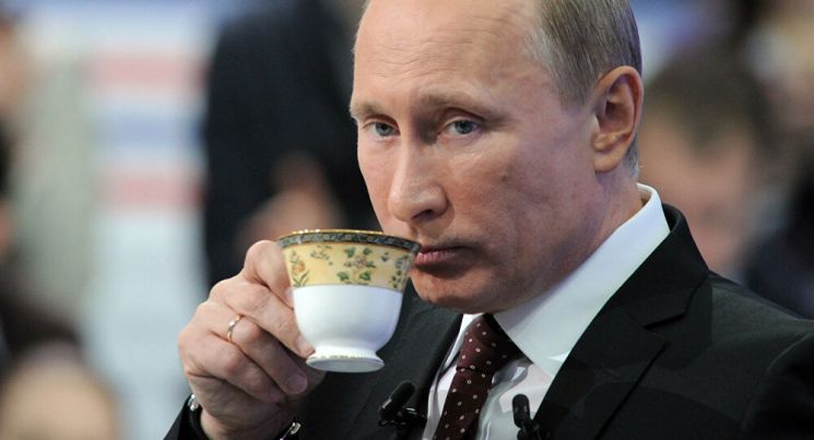 홍차를 마시는 블라디미르 푸틴 대통령의 모습[이미지출처=러시아 크레믈린궁 홈페이지/http://kremlin.ru/]