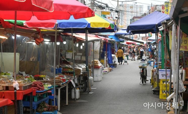 사회적 거리두기 2단계가 전국적으로 확대 시행된 23일 서울 은평구의 한 재래시장이 한산한 모습을 보여주고 있다./윤동주 기자 doso7@