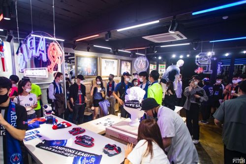 백화점은 MZ 놀이터로 변신…"스니커즈 리셀러·축덕 모여라" 
