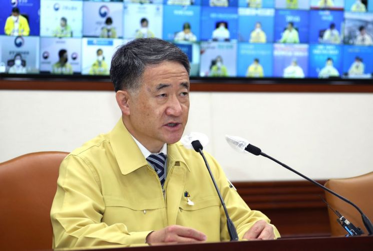 박능후 중앙재난안전대책본부 1차장(보건복지부 장관)이 24일 오전 정부서울청사에서 열린 코로나19 대응 중앙재난안전대책본부 화상회의에 참석해 발언하고 있다. [이미지출처=연합뉴스]