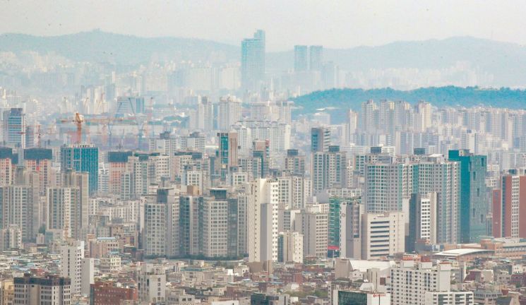 서울 남산에서 바라본 시내 아파트 단지 모습. [이미지출처=연합뉴스]