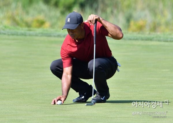 타이거 우즈가 더노던트러스트 최종일 8번홀에서 퍼팅라인을 살피고 있다. 노턴(美 매사추세츠주)=Getty images/멀티비츠