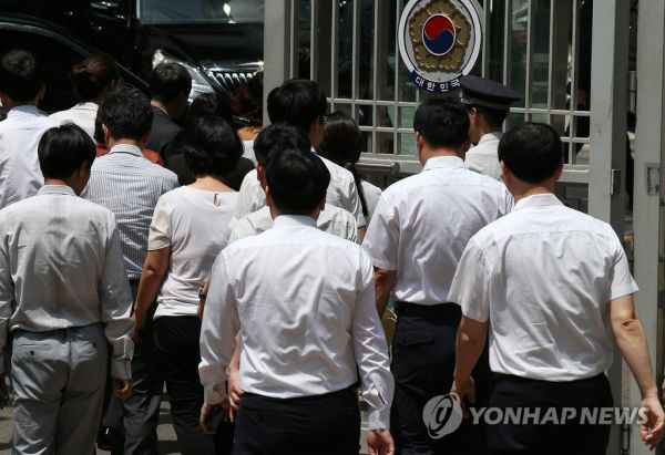 점심 식사를 마친 공무원들이 광화문 정부서울청사로 들어서고 있다. /사진=연합뉴스