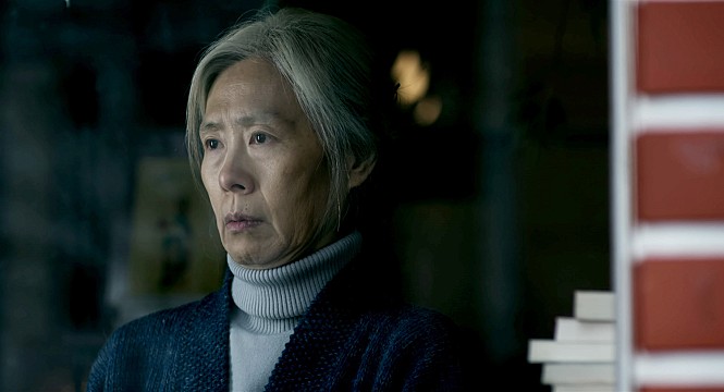 29세 남성 조무사에게 성폭력 피해를 입은 69세 여성 '효정'(예수정 분)의 이야기를 그린 영화 '69세' 스틸 이미지/사진=네이버 영화