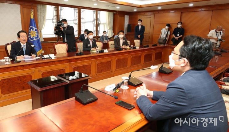 정세균 국무총리(맨 왼쪽)가 24일 서울 종로구 정부서울청사에서 최대집 의협회장을 비롯한 의협 관계자들을 만나 면담을 하고 있다./김현민 기자 kimhyun81@