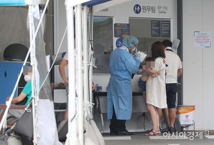 24일 서울 서대문구 세브란스병원 앞에 마련된 신종 코로나바이러스 감염증(코로나19) 선별진료소에서 시민들이 검사를 받기 위해 대기하고 있다. /문호남 기자 munonam@