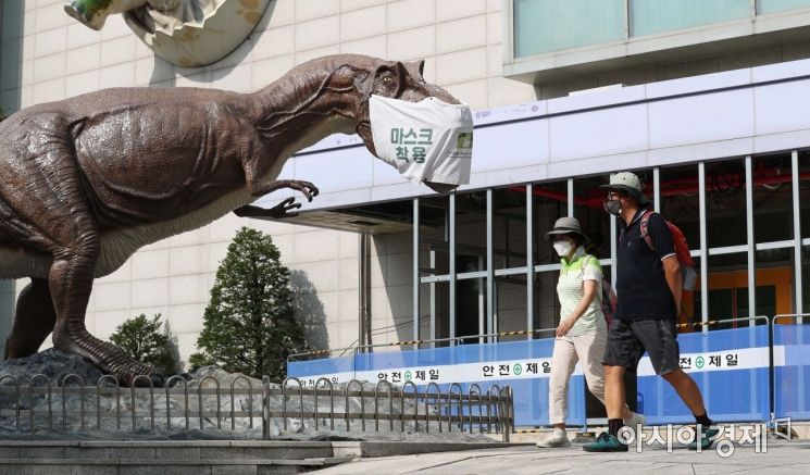 서울 실내외 마스크 착용 의무화 첫날인 24일 서울 서대문자연사박물관 앞에 설치된 공룡 조형물에 마스크가 씌워져 있다. /문호남 기자 munonam@