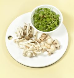 2. 여러 가지 버섯은 먹기 좋은 크기로 자르고 샐러드 채소는 씻어 물기를 뺀다.