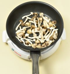 4. 팬에 땅콩기름을 두르고 여러 가지 버섯을 넣어 센 불에서 2분 정도 볶다가 소금과 후춧가루로 간을 한다.