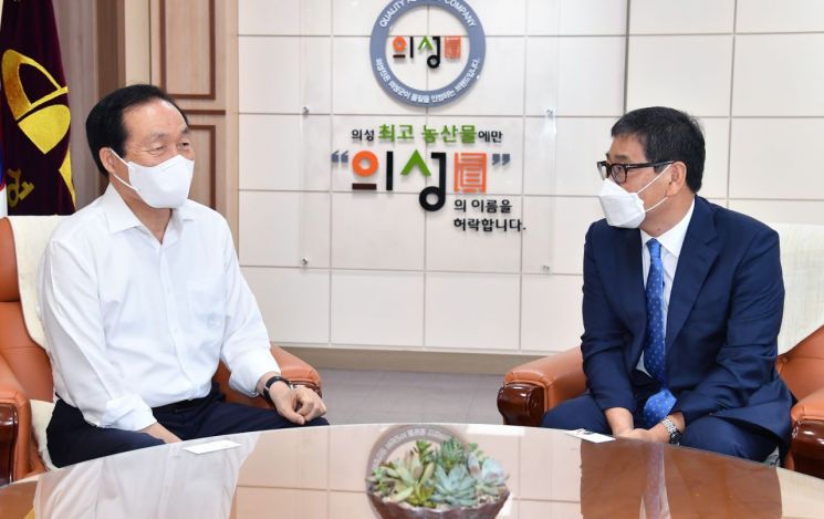 하대성 경제부지사가 24일 김주수 의성군수를 면담하고 있는 모습.