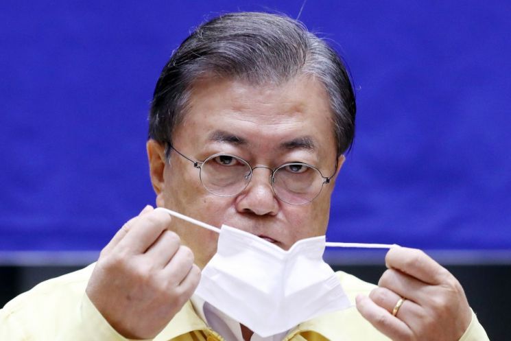 문재인 대통령이 지난 21일 서울 중구 서울시청에서 열린 '신종 코로나바이러스 감염증(코로나19) 서울시 방역 강화 긴급점검'에 참석, 마스크를 착용하고 있다. / 사진=연합뉴스