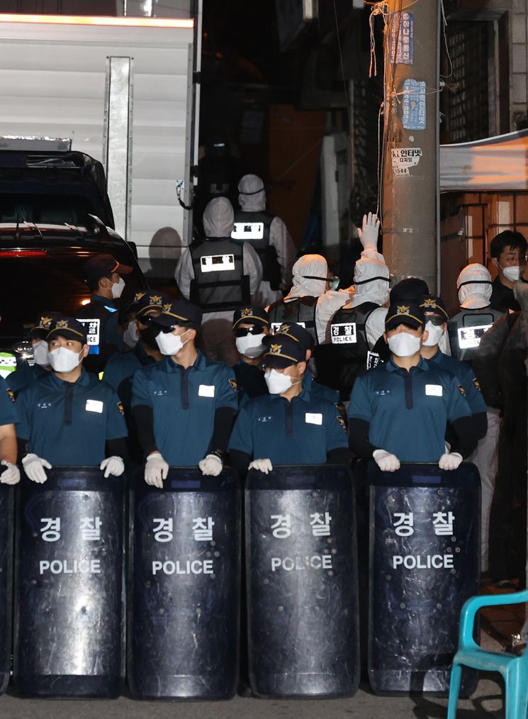 방호복을 입은 경찰이 지난 21일 압수수색영장을 집행하기 위해 서울 성북구 사랑제일교회 입구로 이동하고 있다. / 사진=연합뉴스