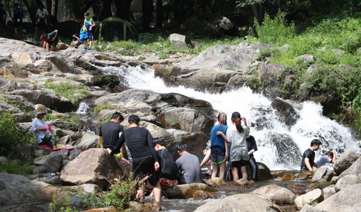 계곡서 더위 식히는 피서객들
    (대구=연합뉴스) 김현태 기자 = 4일 오후 대구 동구 팔공산 동화사 계곡에서 피서객들이 물놀이를 하며 더위를 식히고 있다. 이날 폭염경보가 내려진 대구는 낮 최고기온이 33도를 웃돌았다. 2020.8.4
    mtkht@yna.co.kr
(끝)


＜저작권자(c) 연합뉴스, 무단 전재-재배포 금지＞