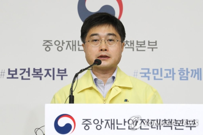 윤태호 중앙사고수습본부 방역총괄반장이 24일 오전 세종시 정부세종청사에서 코로나19 대응 정례 브리핑을 마친 뒤 취재진의 질문에 답변하고 있다/사진=연합뉴스