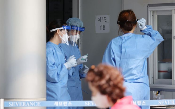 24일 서울 서대문구 세브란스병원 본관 앞에 마련된 안심진료소에서 의료진이 신종 코로나 바이러스 감염증(코로나19) 검사 관련 업무를 보던 중 체온계를 확인하고 있다/사진=연합뉴스