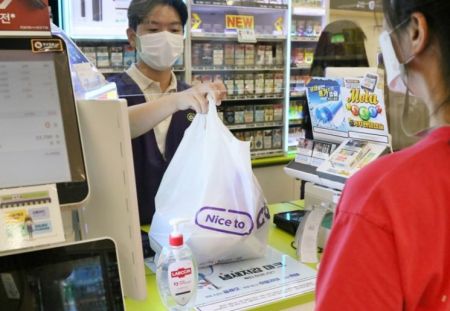 편의점 CU는 전국 점포 1만4000여곳 매대에 '비말 차단막'을 설치했다.
