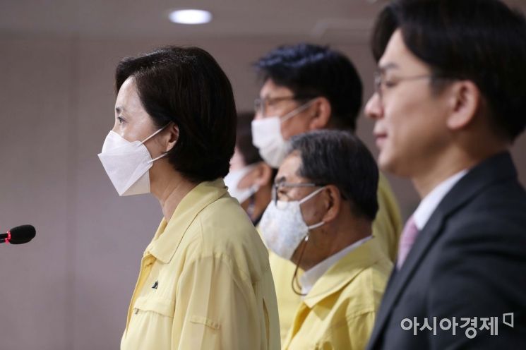 유은혜 사회부총리 겸 교육부 장관이 25일 정부서울청사 본관 브리핑룸에서 수도권 지역 소재 유·초·중·고 및 특수학교 원격수업 전환 발표를 하고 있다. /문호남 기자 munonam@