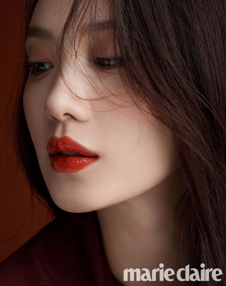 배우 수현이 바른 립스틱은 스쿠(SUQQU) ‘컴포트 립 플루이드’ #05 듀이 오렌지