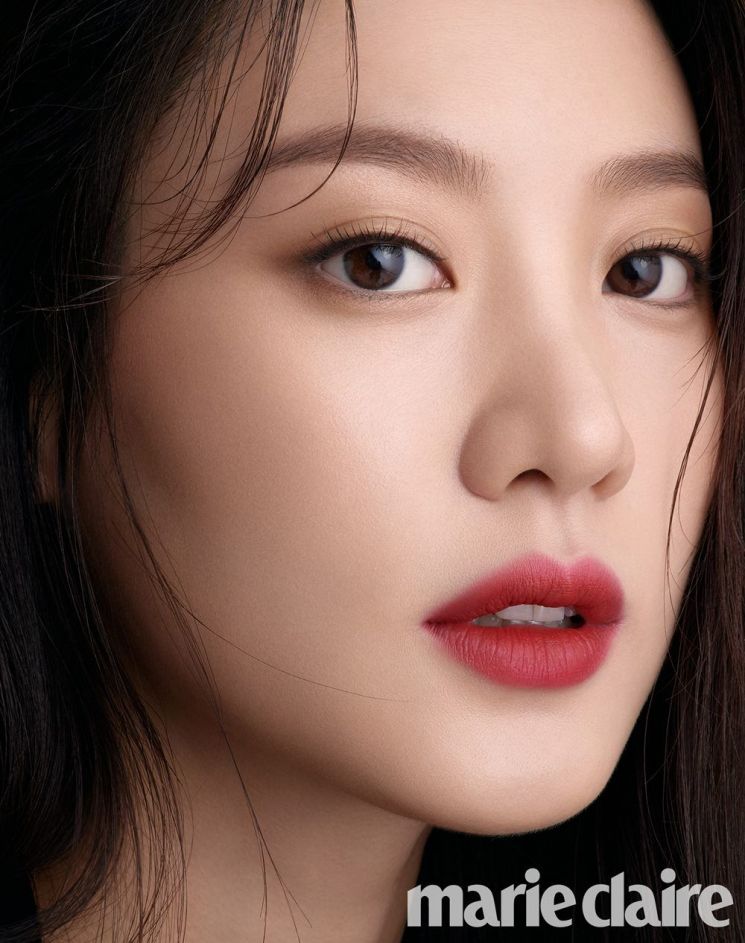 배우 수현이 바른 립스틱은 스쿠(SUQQU) ‘컴포트 립 플루이드’ #02 트루 레드