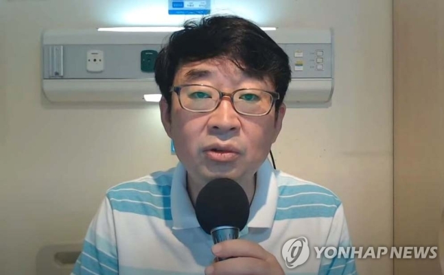 보수 성향 유튜브 채널 '신의 한 수' 신혜식 대표가 신종 코로나바이러스 감염증 확진 판정 후 방송하는 모습.사진=연합뉴스.'신의 한 수' 영상 캡처