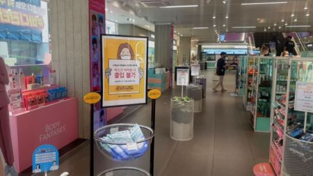 지난 24일 오후 3시경 방문한 올리브영 명동본점 매장. 매장 출입구와 외벽에 '마스크 미착용 시 출입 불가' 안내문이 부착돼 있다.