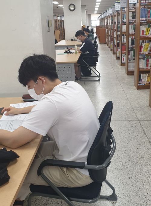 [포토] 사회적 거리는 2m, 책과의 거리는 0.2m