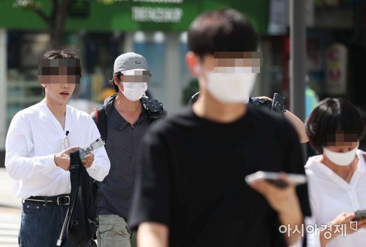 25일 서울 광화문 사거리에서 한 시민이 마스크를 벗은 채 걷고 있다. /문호남 기자 munonam@