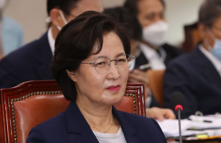 추미애 법무부 장관이 지난달 27일 오후 열린 국회 법사위 전체회의에서 자료제출 요구와 관련한 의원들의 의사진행 발언을 듣고 있다. / 사진=연합뉴스