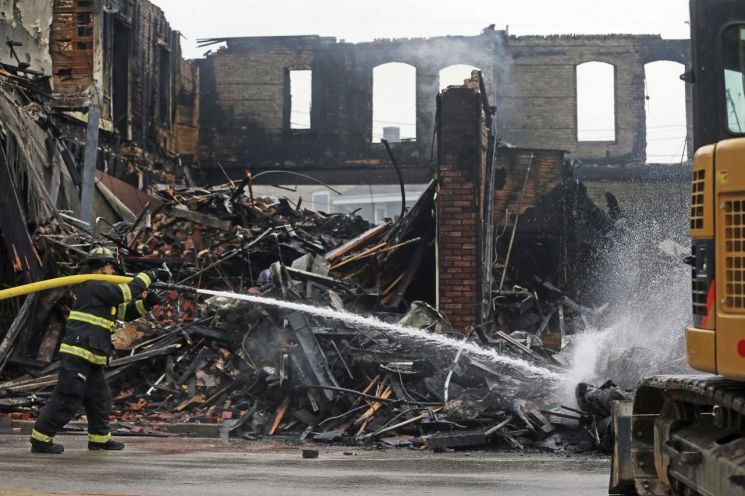위스콘신주 커노샤에서 발생한 시위사태 속에 화재로 건물이 무너져 내렸다. [이미지출처=AP연합뉴스]