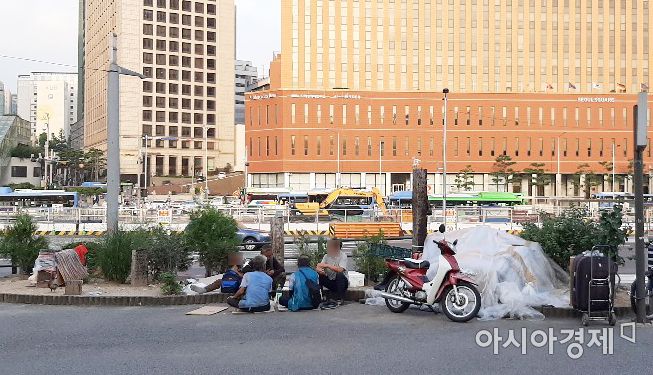 25일 오후 서울역 광장 한쪽에 노숙인들이 모여 앉아 있다. 마스크를 착용한 노숙인은 찾아볼 수 없다. 사진=한승곤 기자 hsg@asiae.co.kr