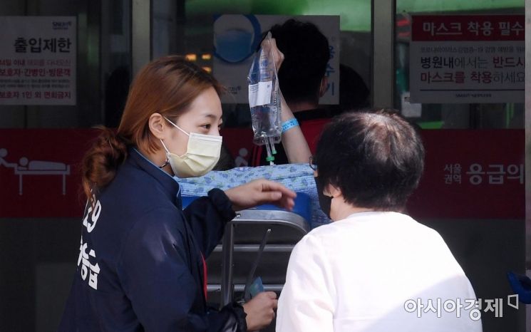 대한의사협회(의협)가 주도하는 의료계 2차 총파업이 강행된 26일 서울 종로구 서울대학교병원 응급실로 환자가 이송되고 있다. 의협은 정부의 의과대학 정원 확대 등의 정책에 반대하며 오는 28일까지 사흘간 집단휴진에 들어갔다./김현민 기자 kimhyun81@