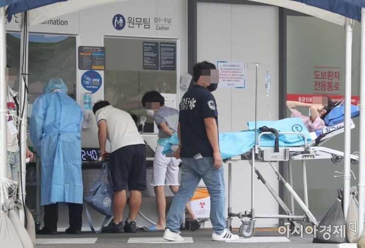 24일 서울 서대문구 세브란스병원 앞에 마련된 신종 코로나바이러스 감염증 선별진료소에서 시민들이 검사를 받기 위해 대기하고 있다. 사진=문호남 기자 munonoam@