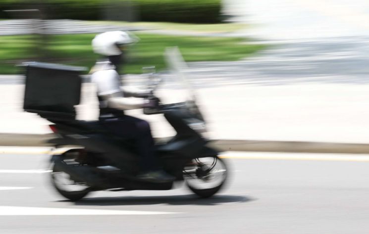 배달기사가 분주하고 이동하는 모습으로 본문과 무관.