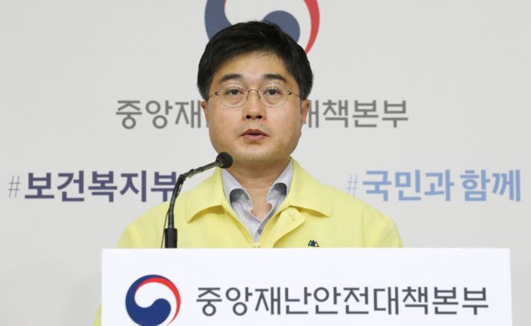 윤태호 중앙사고수습본부 방역총괄반장이 25일 오전 세종시 정부세종청사에서 코로나19 대응 정례 브리핑을 마친 뒤 취재진의 질문에 답변하고 있다. / 사진=연합뉴스