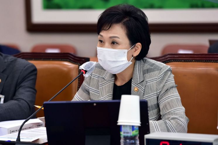 김현미 국토교통부 장관이 25일 국회에서 열린 국토교통위원회 전체회의에서 답변하고 있다/사진=연합뉴스