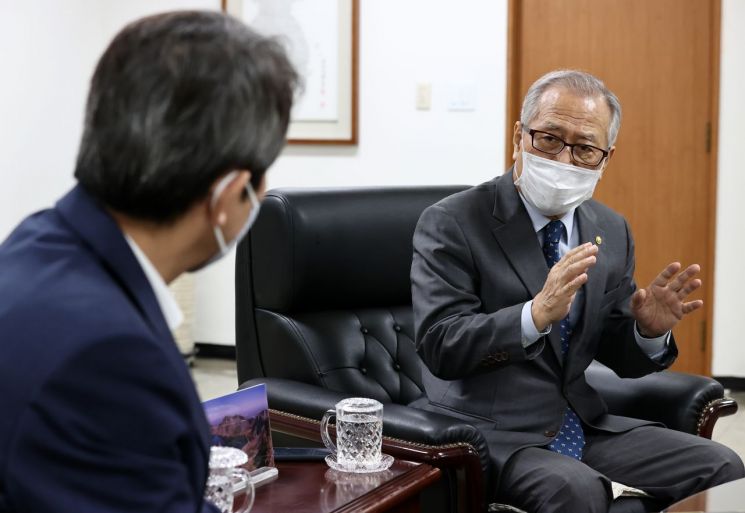 정세현 민주평화통일자문회의 수석부의장이 26일 오후 서울 중구 민주평화통일자문회의에서 열린 이인영 통일부 장관과의 면담에서 발언하고 있다.