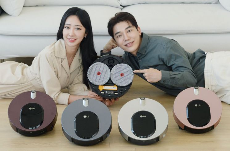An LG Electronics model is introducing the mop-only robot vacuum cleaner, 'LG CordZero M9 ThinQ.' Instead of the conventional driving wheels, the product cleans the floor with two rotating mops.