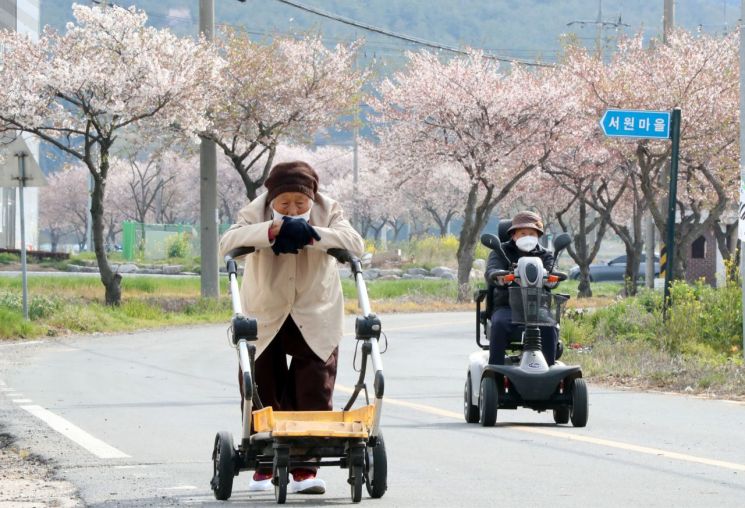 [정부는 왜]지하철 무임승차 나이, 65세에서 70세로 높아질까